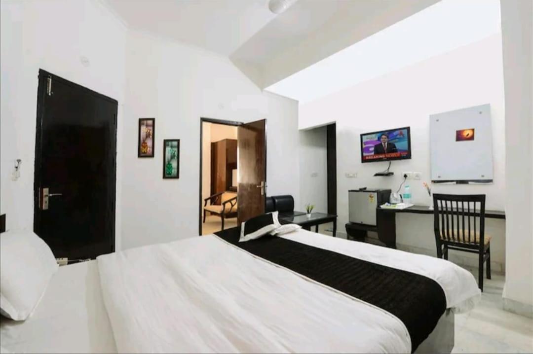 Hotel The First By Goyal Hoteliers 아그라 외부 사진